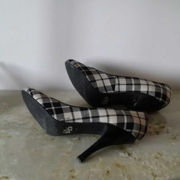 BROWNS ID 7.5 PLAID FABRIC HEELS - Picture 5 of 5